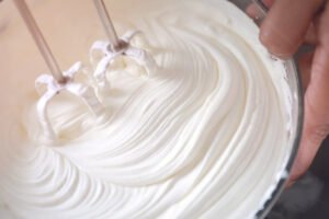 whipping heavy cream sugar and vanilla