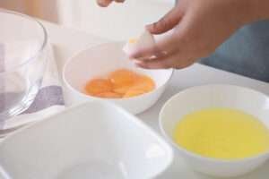 separating egg yolk and white