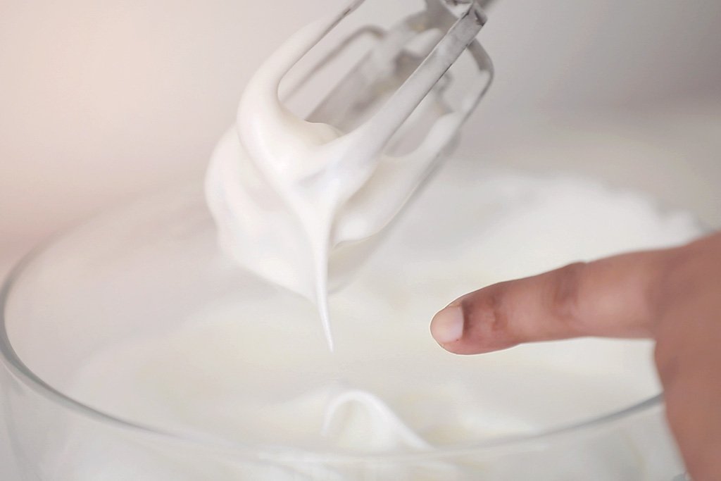 beating egg white to make foam