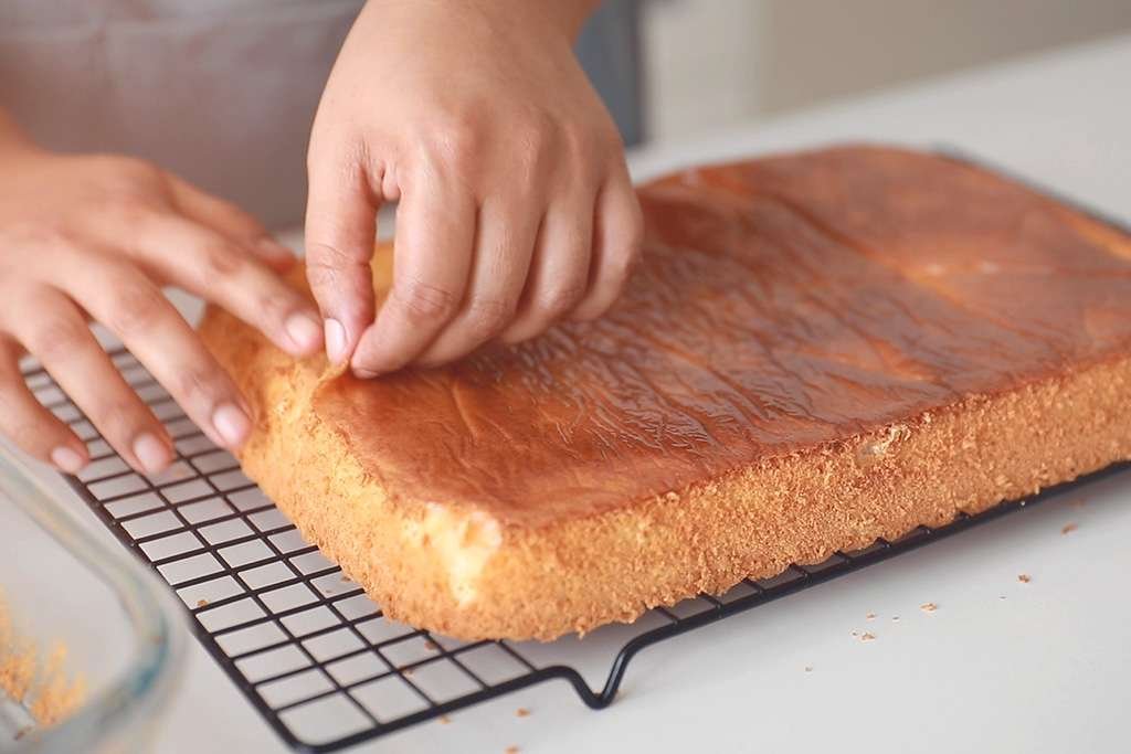 removing parchment paper from cake