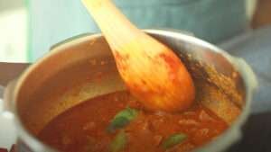 cooking beef vindaloo in pressure cooker with curry leaves