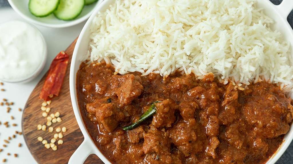 beef vindaloo with white rice cucumber and youghurt