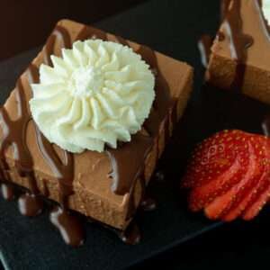 chocolate cheese cake top view and slices of strawberry